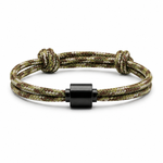 Tadblu EVER FREE herenarmband met groen-bruin camouflagekoord, zwarte cilindervormige ashouder en verstelbare knoopsluiting.