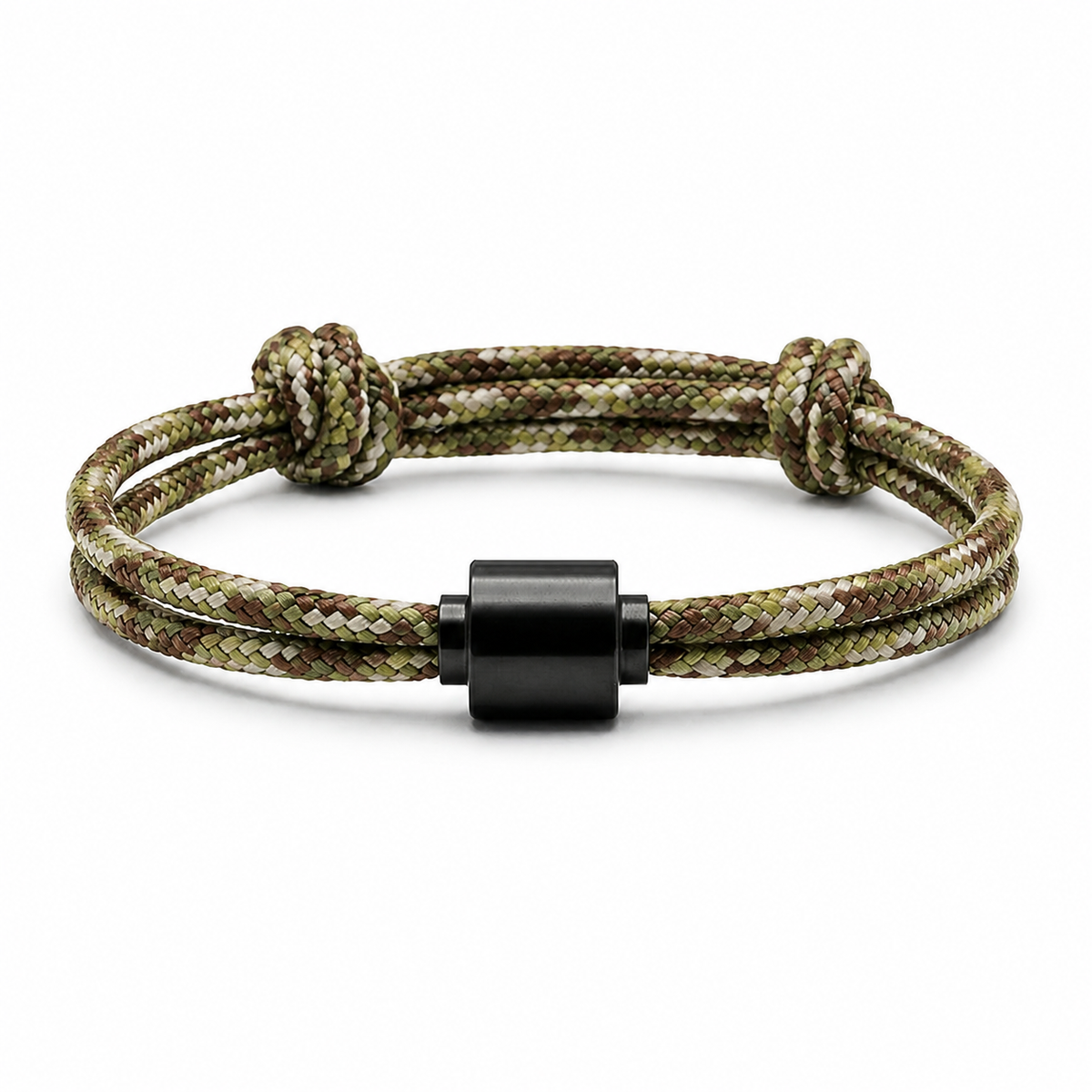 Tadblu EVER FREE herenarmband met groen-bruin camouflagekoord, zwarte cilindervormige ashouder en verstelbare knoopsluiting.