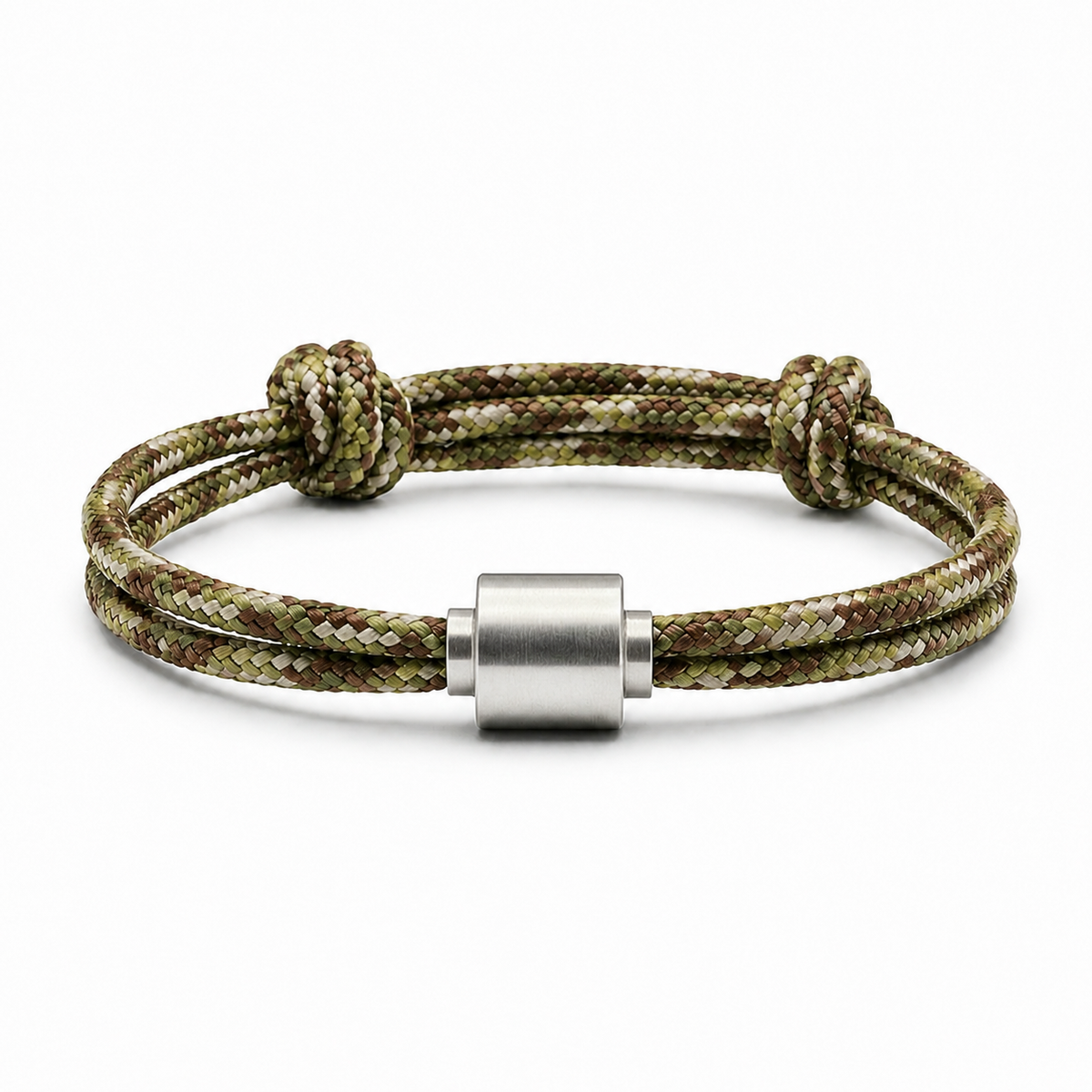 Tadblu EVER FREE herenarmband met groen-bruin camouflagekoord, edelstalen cilindervormige ashouder en verstelbare knoopsluiting.